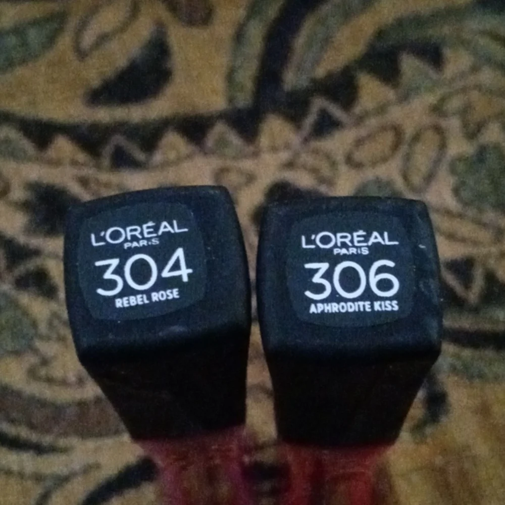 L'oréal lip gloss never worn nice color 3 items